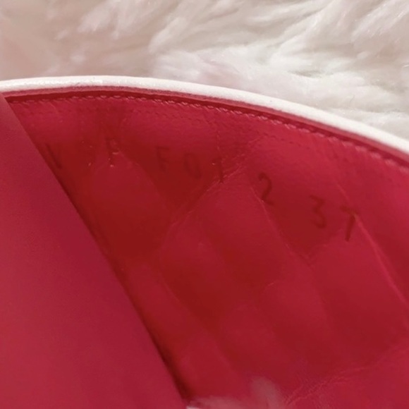 VALENTINO pink leather slides quilted vamp punctuated by iconic studs in white - Picture 7 of 11